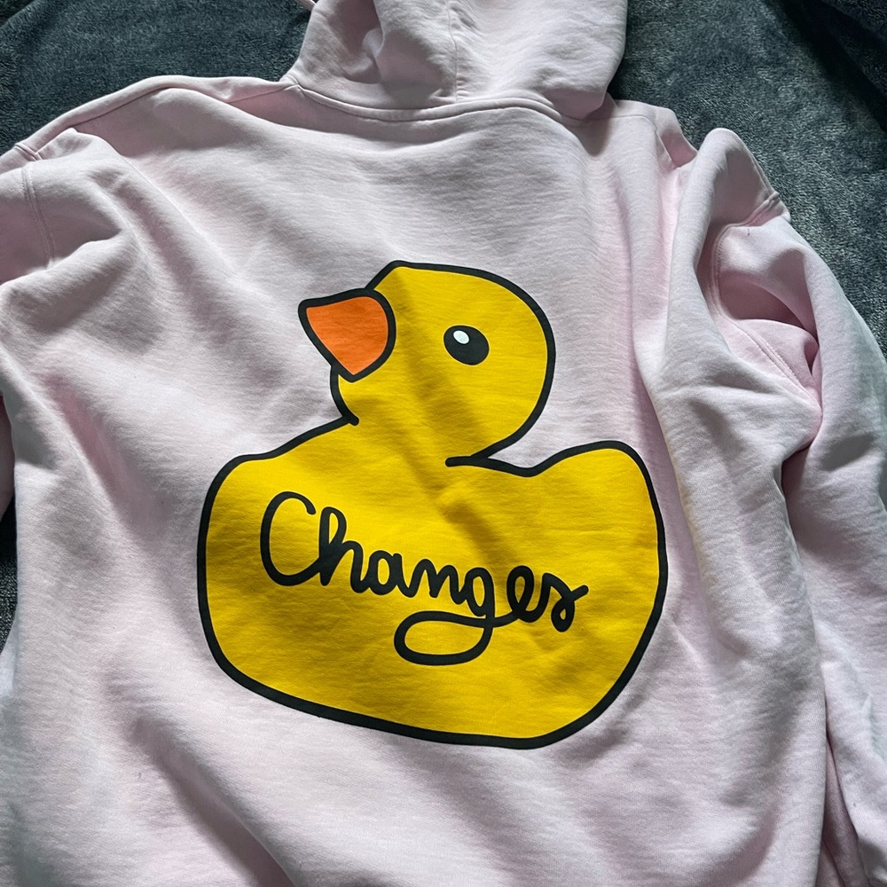 Justin Bieber changes hoodie